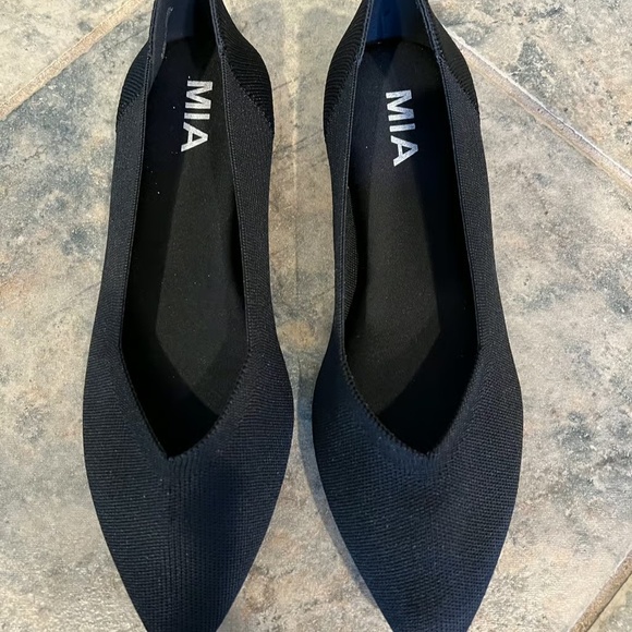 NWOB Mia Kerri Pointed Toe Flats Sz 6.5M - Picture 2 of 8